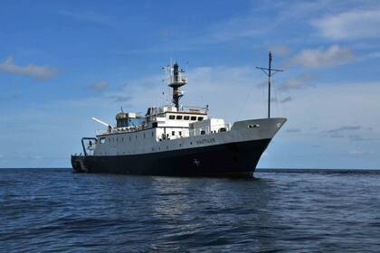 Los científicos y la tripulación viajan en el Exploration Vessel Nautilus, un barco de 211 pies, aproximadamente 64 metros, que está equipado con todas las herramientas necesarias para recopilar datos que permitan descubrir el océano profundo
