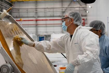 Los cientos de segmentos hexagonales son tratados con sumo cuidado.