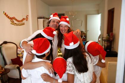 Los Cifuentes decidieron adoptar a cinco hermanos y desde hace dos meses formaron una “gran” familia. Foto: Silvana Colombo