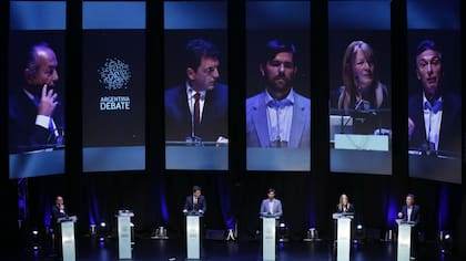 Los cinco candidatos que aceptaron debatir: Rodríguez Saá, Massa, Del Caño, Stolbizer y Macri, y el atril que dejó vacío Scioli