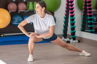 Estos son los cinco ejercicios súper fáciles que te harán olvidar del dolor de rodilla