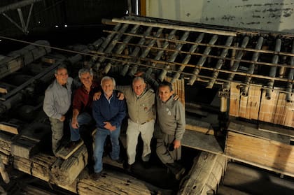 Los cinco expedicionarios de Atlantis junto a la balsa, hoy guardada en Dolores. Cuando el museo esté listo, la balsa será expuesta allí