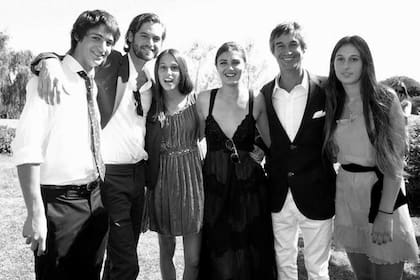 Los cinco hermanos Flores Pirán junto a su padre, José Manuel. De izquierda a derecha: Martín, Lucas, Antonia, Mia y Luisa. 