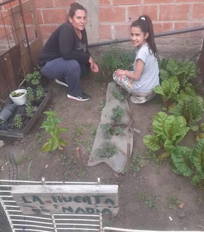 Los cinco hijos de Nadia la ayudan con la huerta