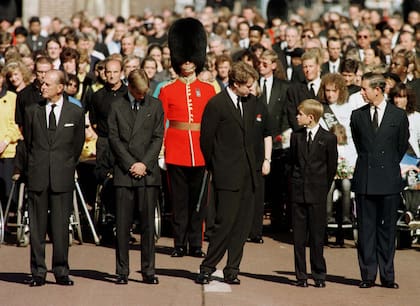 Los cinco hombres que caminaron detrás del ataúd de Diana: su hermano Charles, el príncipe Carlos, sus hijos William y Harry, y su exsuegro, Felipe de Edimburgo