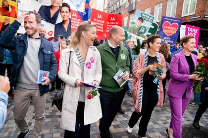 Los cinco líderes de los partidos políticos hacen campaña por un 'sí' para abolir la exclusión voluntaria de la defensa en un referéndum en el centro de Copenhague el 1 de junio de 2022, (de izquierda a derecha) líder del Partido Liberal Jakob Ellemann-Jensen, líder de El Partido Social Liberal Sofie Carsten Nielsen, la líder del Partido Conservador Soeren Pape, la líder del Partido Popular Socialista Pia Olsen Dyhr y la Primera Ministra de Dinamarca y líder del Partido Socialdemócrata Mette Frederiksen.  (Photo by Liselotte Sabroe / Ritzau Scanpix / AFP) / Denmark OUT