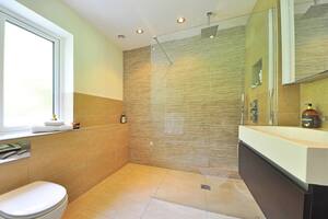 Los cinco lugares del baño que la gente no limpia