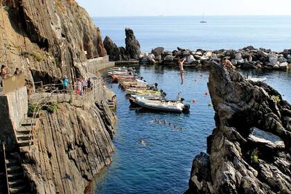 Los cinco pueblos medievales están construidos en medio de unas terrazas naturales entre senderos de piedra que bordean el mar.