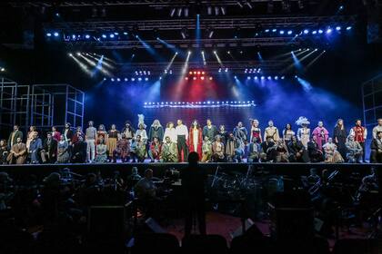 Los cincuenta intérpretes de Drácula, en el escenario del Luna Park
