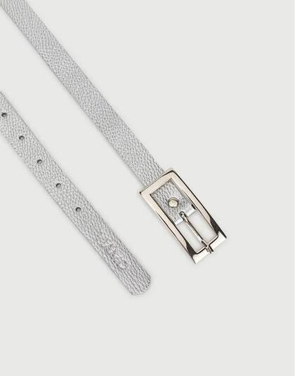 Los cinturones finos están de regreso.