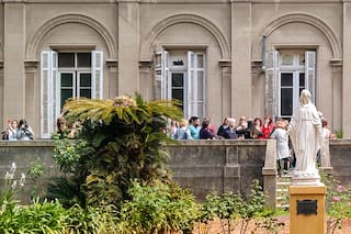 Palacios y mansiones, entre locales gastronómicos, en un recorrido para sentirse de viaje sin salir de la ciudad
