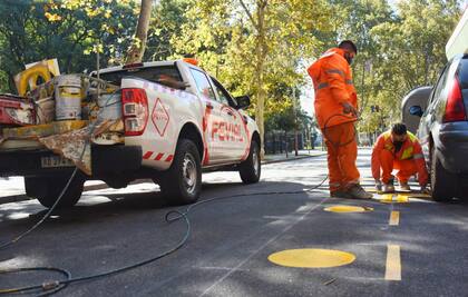 Los círculos amarillos indican la distancia que deberán respetar los clientes en las ferias barriales como parte del nuevo protocolo sanitario