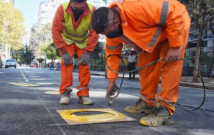 Los círculos amarillos indican la distancia que deberán respetar los clientes en las ferias barriales como parte del nuevo protocolo sanitario