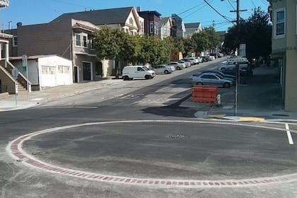 Los círculos de cisternas sirven para que los bomberos de San Francisco puedan rápidamente identifica a las gigantescas cisternas subterráneas que empezaron a instalarse por toda la ciudad luego del gran incendio de 1906