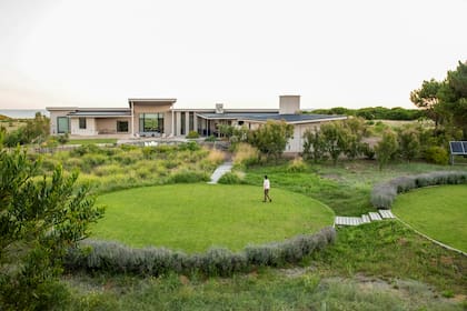 Los círculos se van repitiendo en el diseño con el césped, la pileta y el gran ventanal que mira al mar en esta casa en Bahía de los Moros.
Paisajismo: Paula Wehmeyer e Ignacio Van Heden