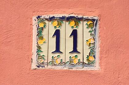 Los cítricos, marca registrada de la isla de Procida, aparecen también en los azulejos que indican los números de las casas.