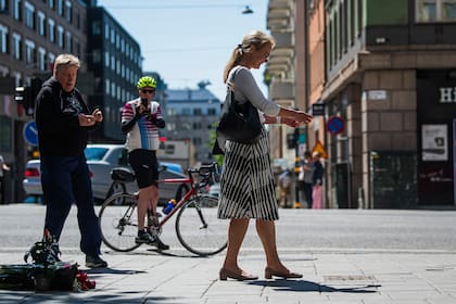 Los ciudadanos caminan por el centro de Estocolmo, Suecia