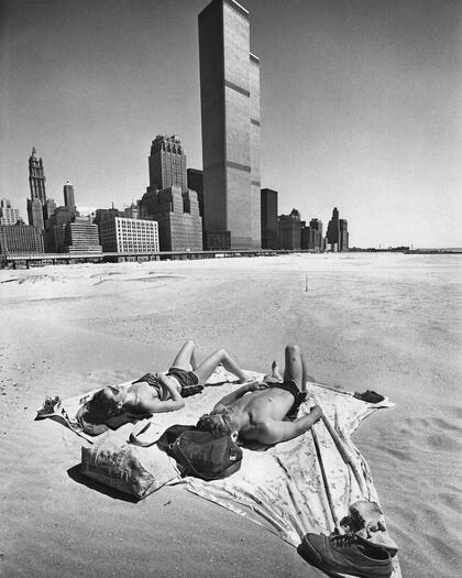 Los ciudadanos disfrutaban de la costa de arena de Nueva York que luego se convertiría en una prometedora ciudad