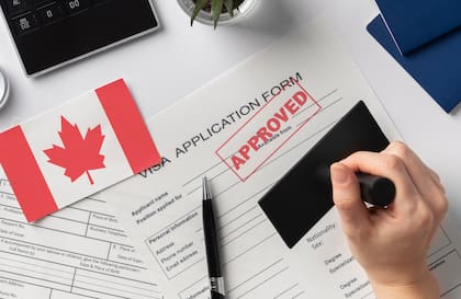 Los ciudadanos estadounidenses deben portar una identificación adecuada y cumplir con los requisitos básicos para ingresar a Canadá