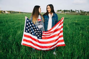 Cuánto debe ganar un latino para patrocinar a un migrante en 2025, según el Uscis