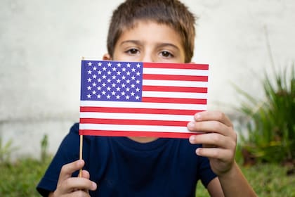 Los ciudadanos estadounidenses pueden presentar una petición de visa de inmigrante para su hijo o hija