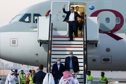 Los ciudadanos estadounidenses Siamak Namazi, Emad Sharqi y Morad Tahbaz desembarcan de un avión qatarí a su llegada al Aeropuerto Internacional de Doha el 18 de septiembre de 2023.
