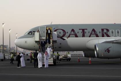 Los ciudadanos estadounidenses Siamak Namazi, Emad Sharqi y Morad Tahbaz desembarcan de un avión qatarí a su llegada al Aeropuerto Internacional de Doha el 18 de septiembre de 2023.