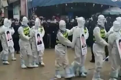 Los ciudadanos fueron expuestos acusados de delitos. Captura: VIDEO DE ZHENGGUAN