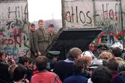 Los ciudadanos observan cómo se derribaba el Muro de Berlín