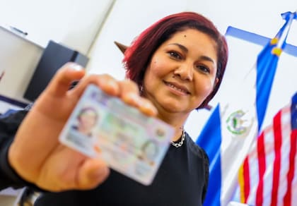 Los ciudadanos pueden solicitar su DUI inicial con una certificación de partida de nacimiento reciente y un documento de identificación previo