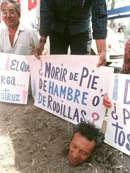 Los "claeístas" protestaban de formas inusuales para exigir sus ahorros de vuelta, como este señor que se enterró hasta el cuello.