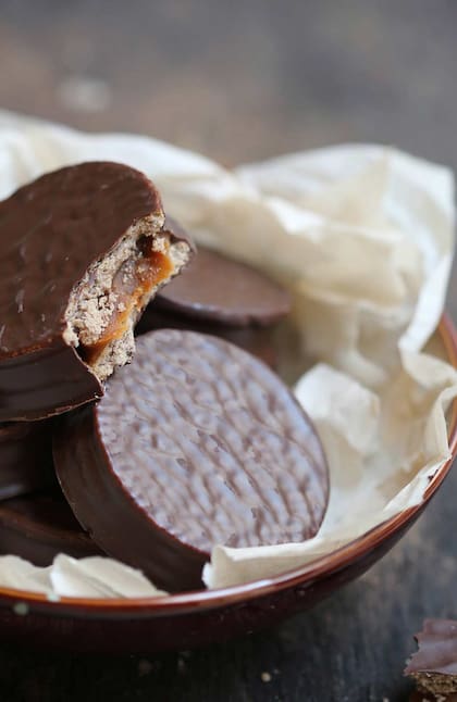 Los clásicos alfajores rellenos de dulce de leche bañados en chocolate.