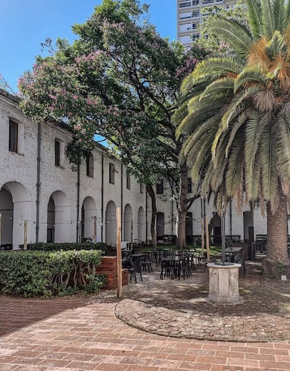 Los claustros del monasterio dan a un gran patio central. Si pasa por la zona, haga un alto para disfrutar del espíritu colonial a la sombra de los árboles.