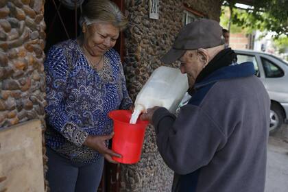 Los clientes compran la leche como a comienzos del siglo XX