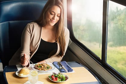 Los clientes de Amtrak pueden seleccionar entre distintas opciones de habitaciones para el tren que va de Florida a Chicago, y tienen comida durante el viaje