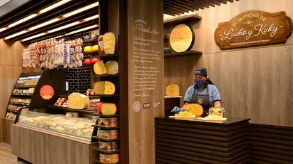 Los clientes de El Puente se topan con una ambientación especial destacada por su calidez y la venta personalizada de productos de marca propia.