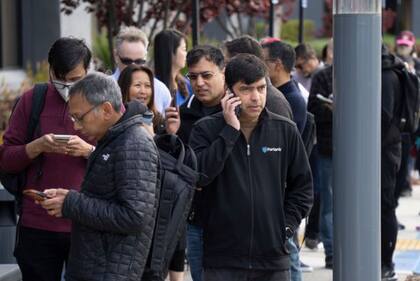 Los clientes de SVB hicieron largas filas para sacar sus despósitos.