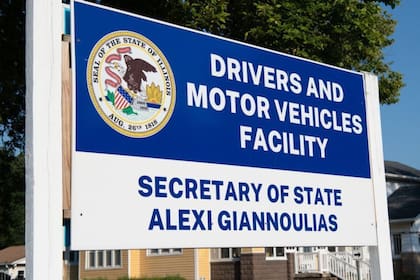 Los clientes del DMV de Chicago que necesiten registrar un vehículo deben llevar la solicitud completada, la documentación de apoyo requerida y el pago a la oficina local