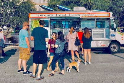 Los clientes en el food truck de Sergio García