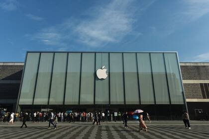 Los clientes hacen cola para obtener teléfonos móviles iPhone 13 recientemente lanzados en una tienda Apple