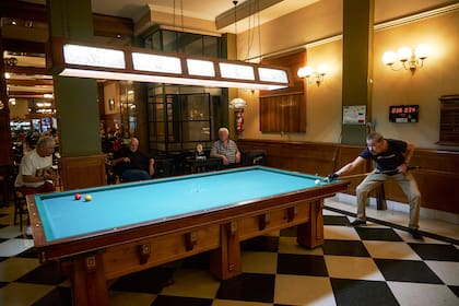Los clientes históricos siguen yendo a jugar al billar