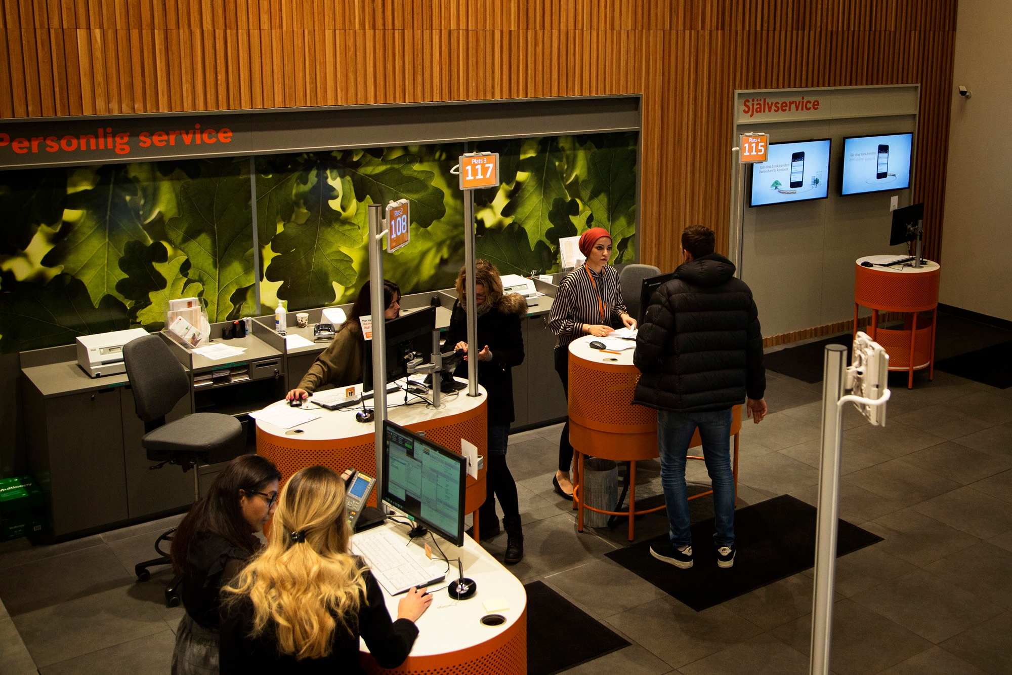 Los clientes son recibidos en una sucursal de Swedbank en Estocolmo, Suecia,
