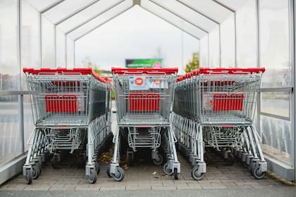 Los clientes también pueden ser multados por la ley de carritos de compras (Unsplash)