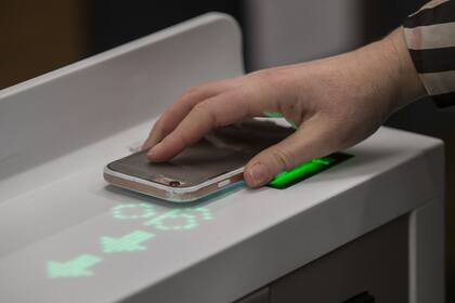 Los clientes usan una aplicación de Amazon Go y escanean un código al entrar en el establecimiento