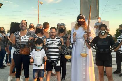 Los clorindenses representan presos y una Justicia "ciega y de manos atadas", en referencia a la restricción que ataviesa la localidad