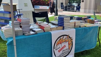 La Fundación 451 promueve la distribución de libros prohibidos en Florida.
