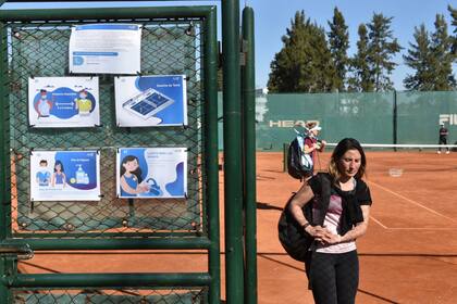 Los clubes de tenis de la ciudad reabrieron bajo estrictos protocolos de seguridad e higiene en medio de la pandemia de coronavirus