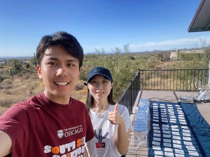 Los coautores Chenxi Sui y Ronghui Wu prueban su nuevo tejido de enfriamiento radiativo en Apache Junction, Arizona