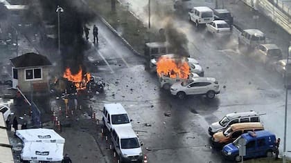 Los coches bomba, en llamas frente a los Tribunales de Esmirna