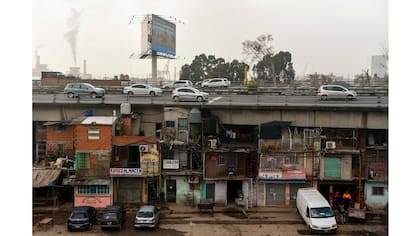 Los coches circulan en la autopista Illia, sobre la Villa 31 en Buenos Aires, Argentina